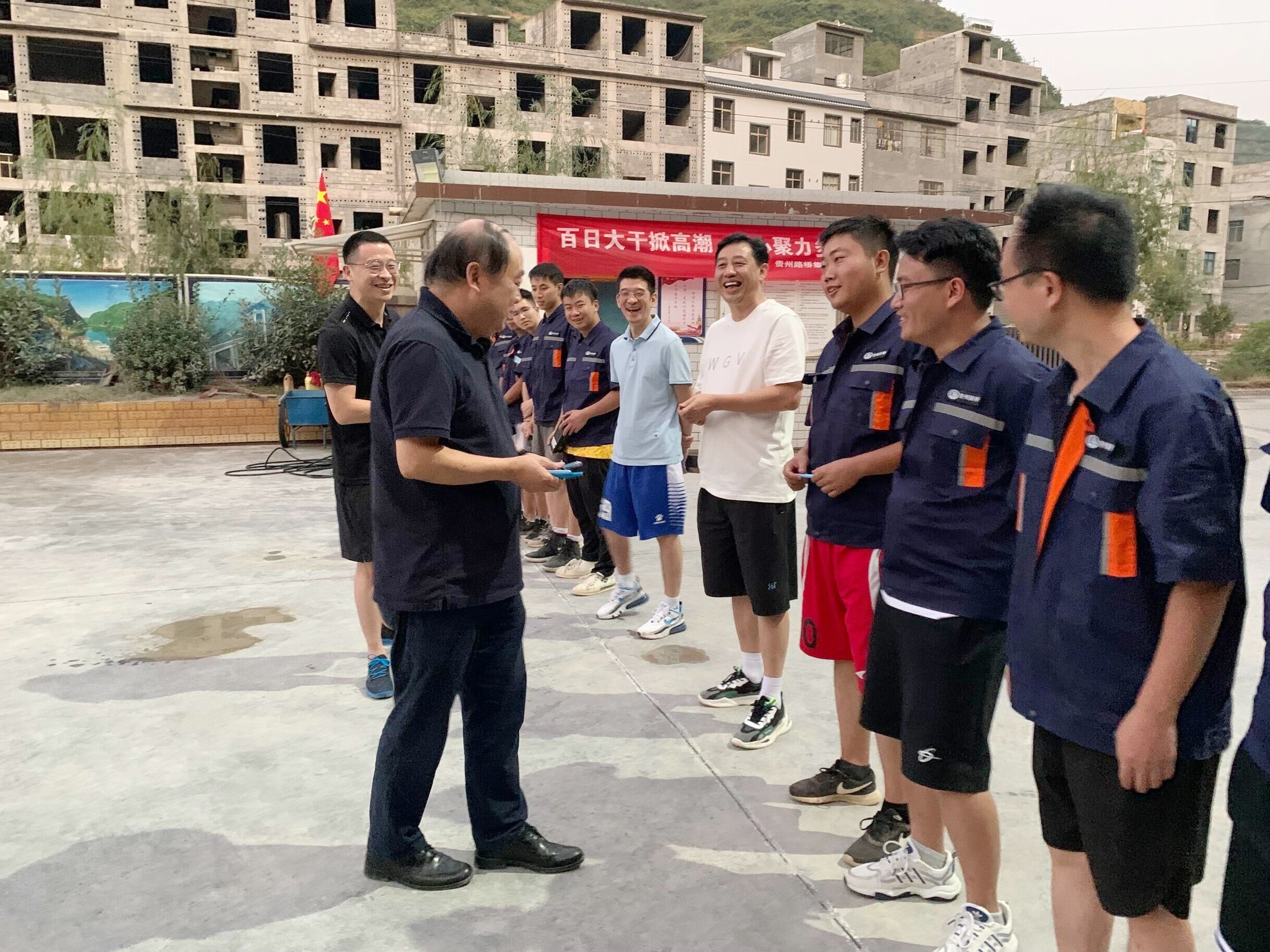 杨传鲁为获胜队伍颁发奖品 (2).jpg