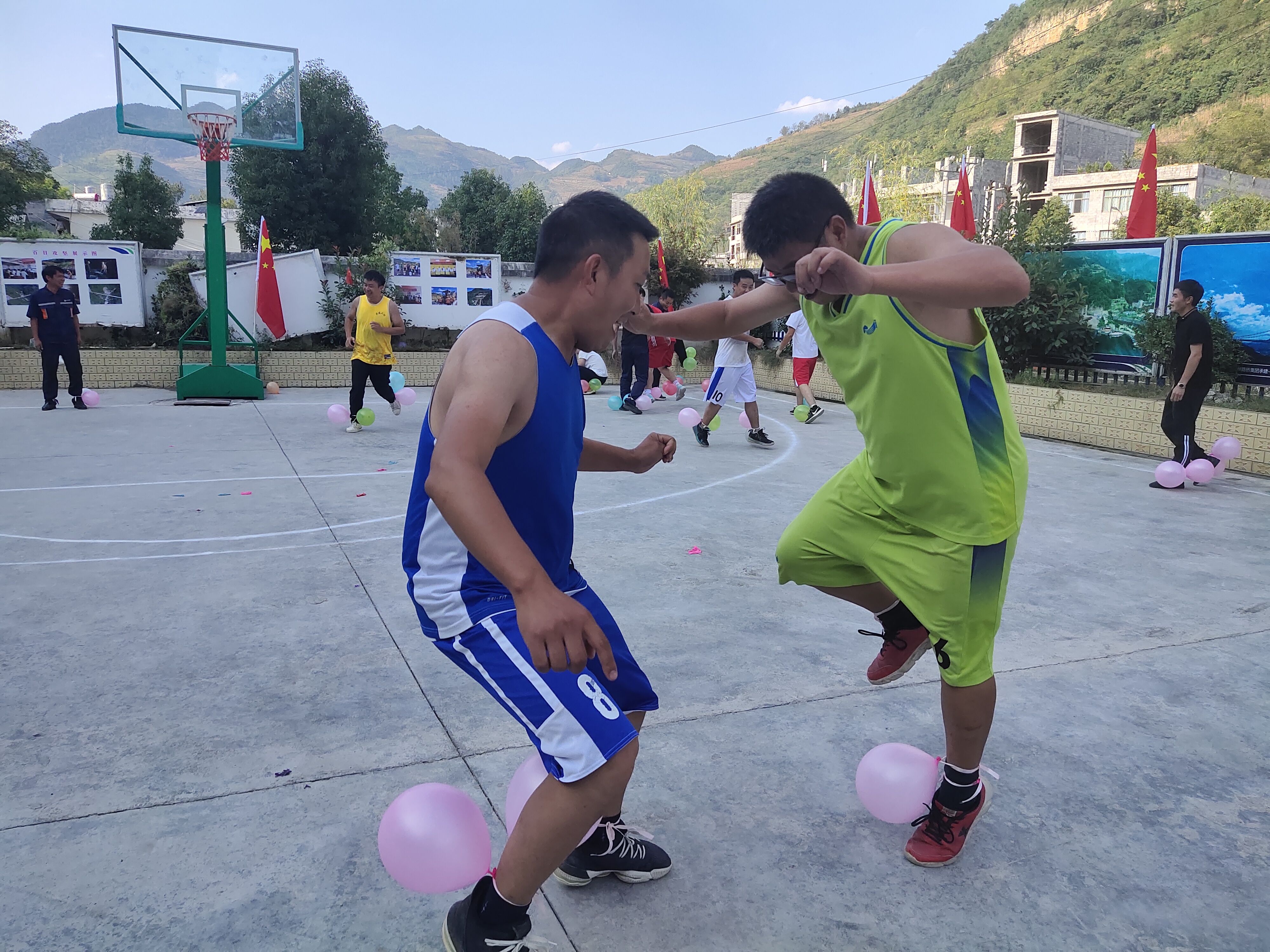 踩气球比赛.jpg