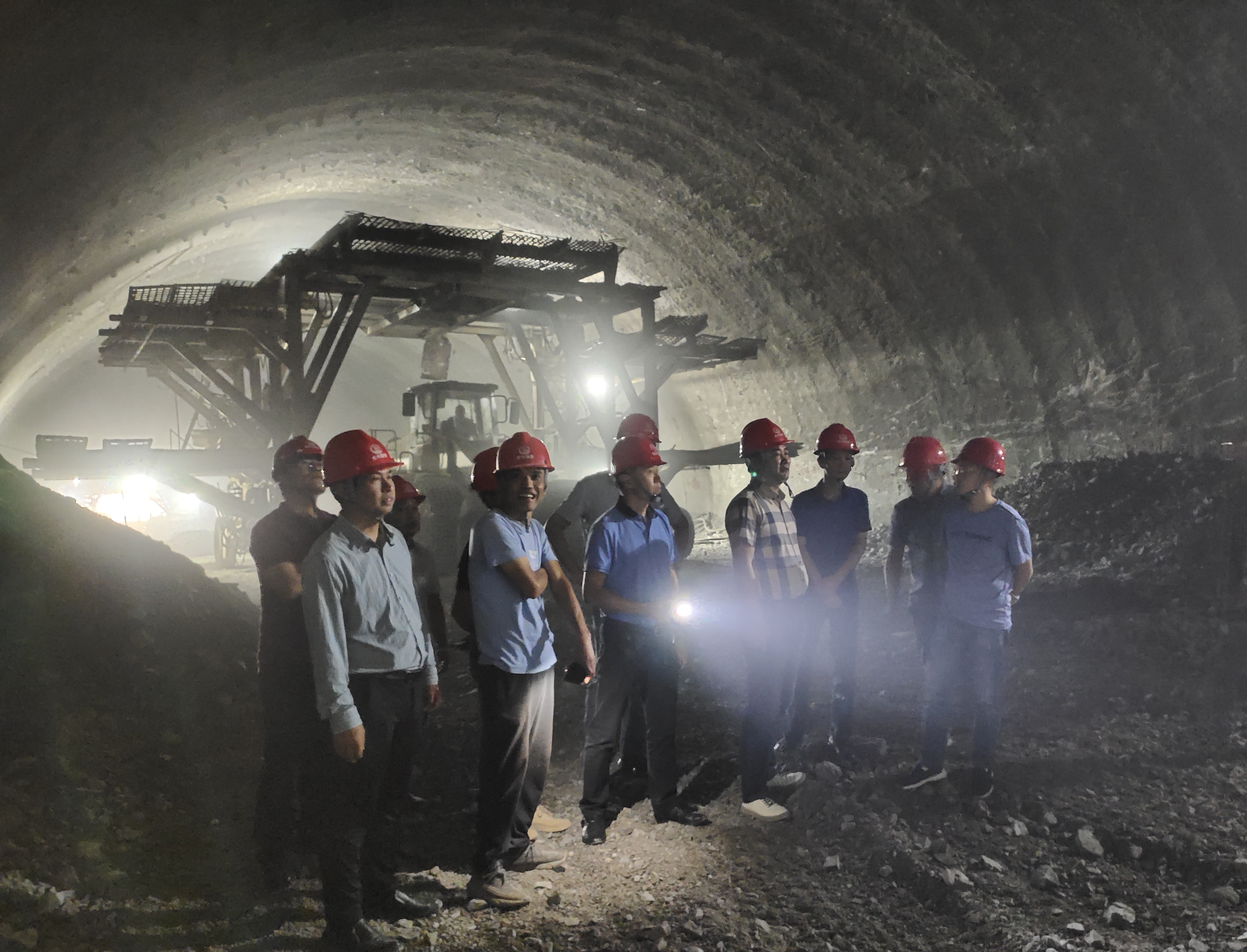 赵渝一行到将军岩1号隧道调研.jpg