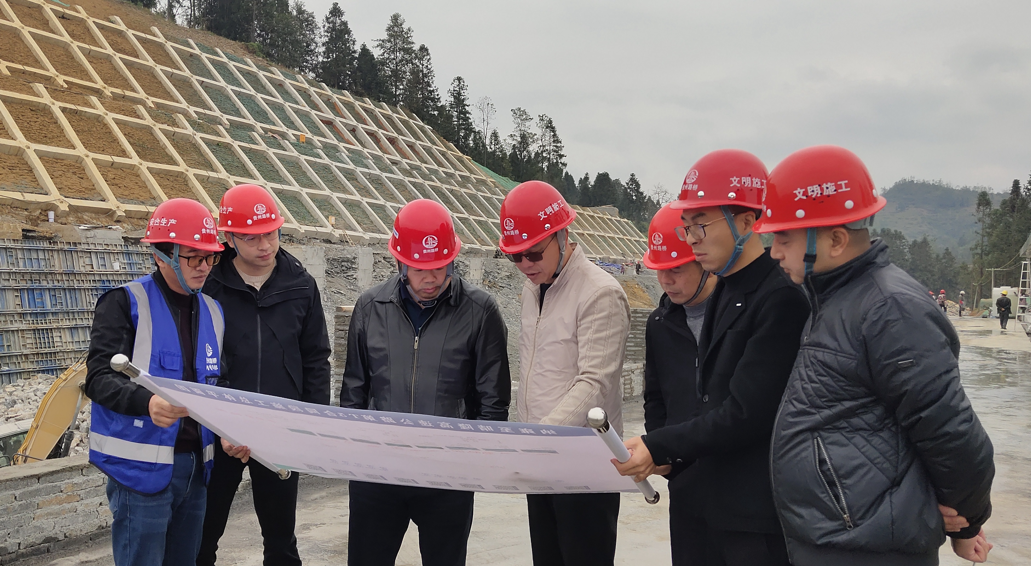 杨传鲁一行在现场调研.jpg