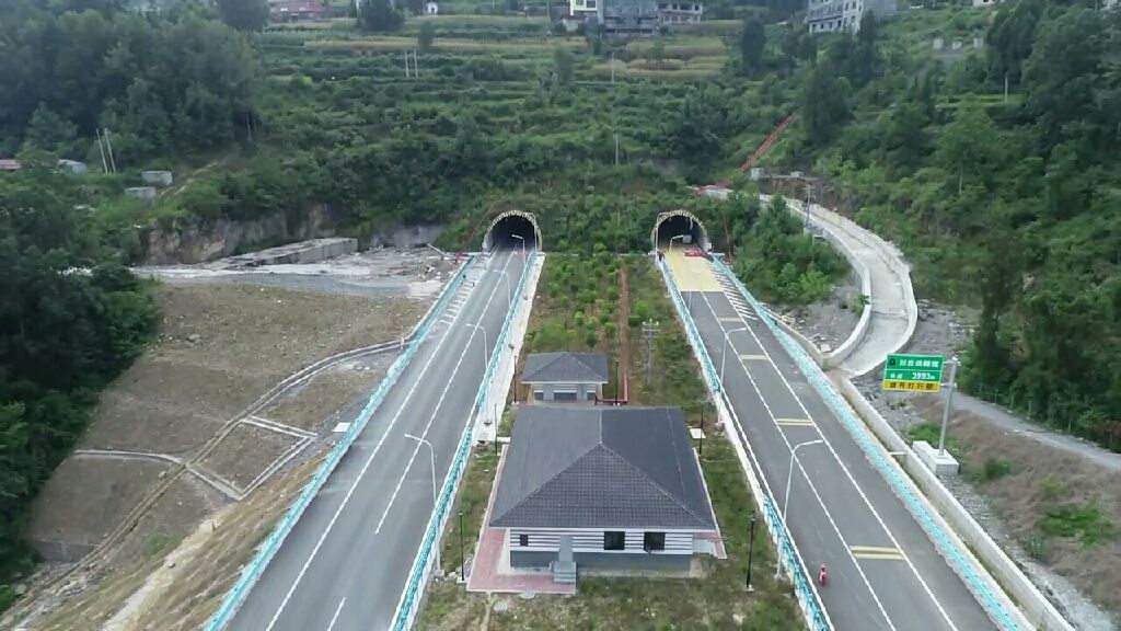 川巖壩進(jìn)口隧道出口 (2).jpg