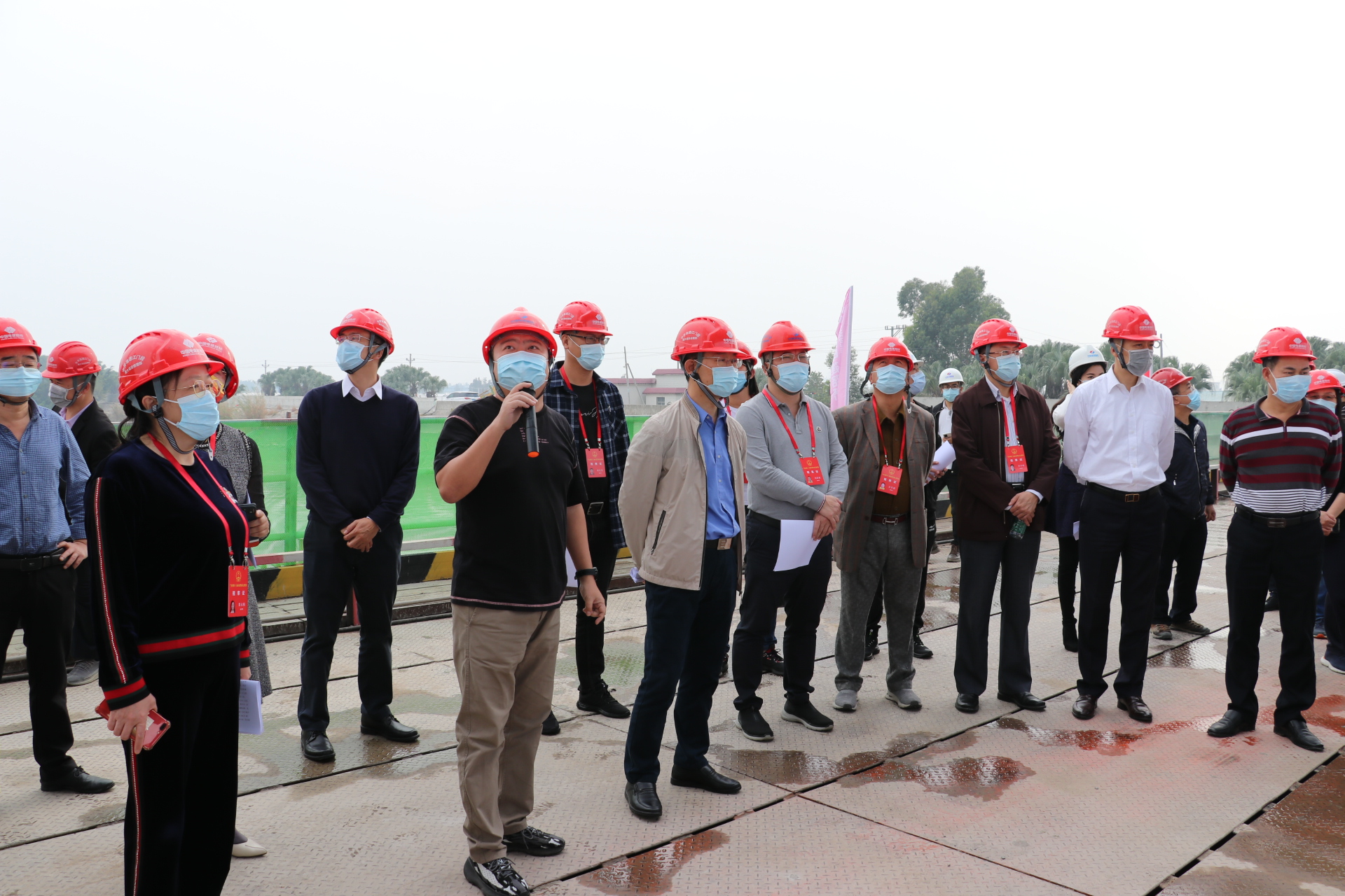 第一分公司总工程师兼项目经理李钊向市人大代表视察团介绍项目概况.JPG
